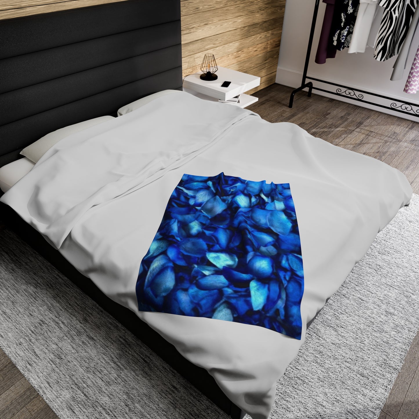 Soft Floral Blanket – Blue Petals for a Cool & Cozy Look