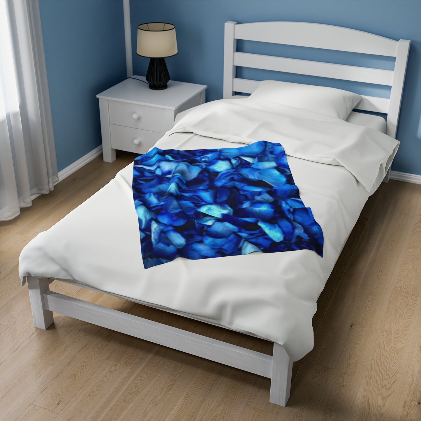 Soft Floral Blanket – Blue Petals for a Cool & Cozy Look
