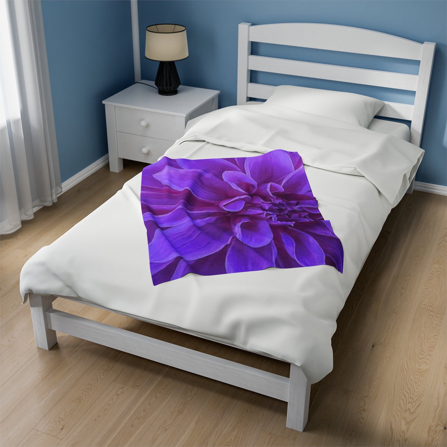 Soft Floral Blanket – Purple Dahlia Design for Cozy Decor