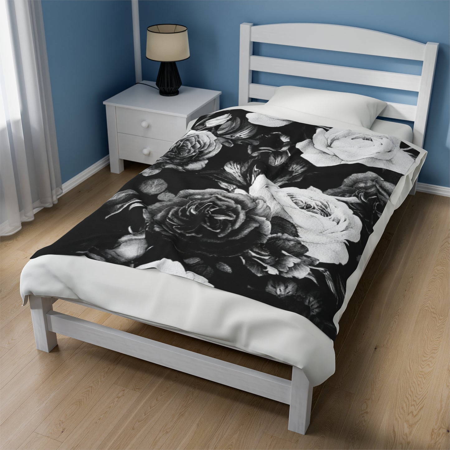 Soft Floral Blanket – Black & White Design for Cozy Style