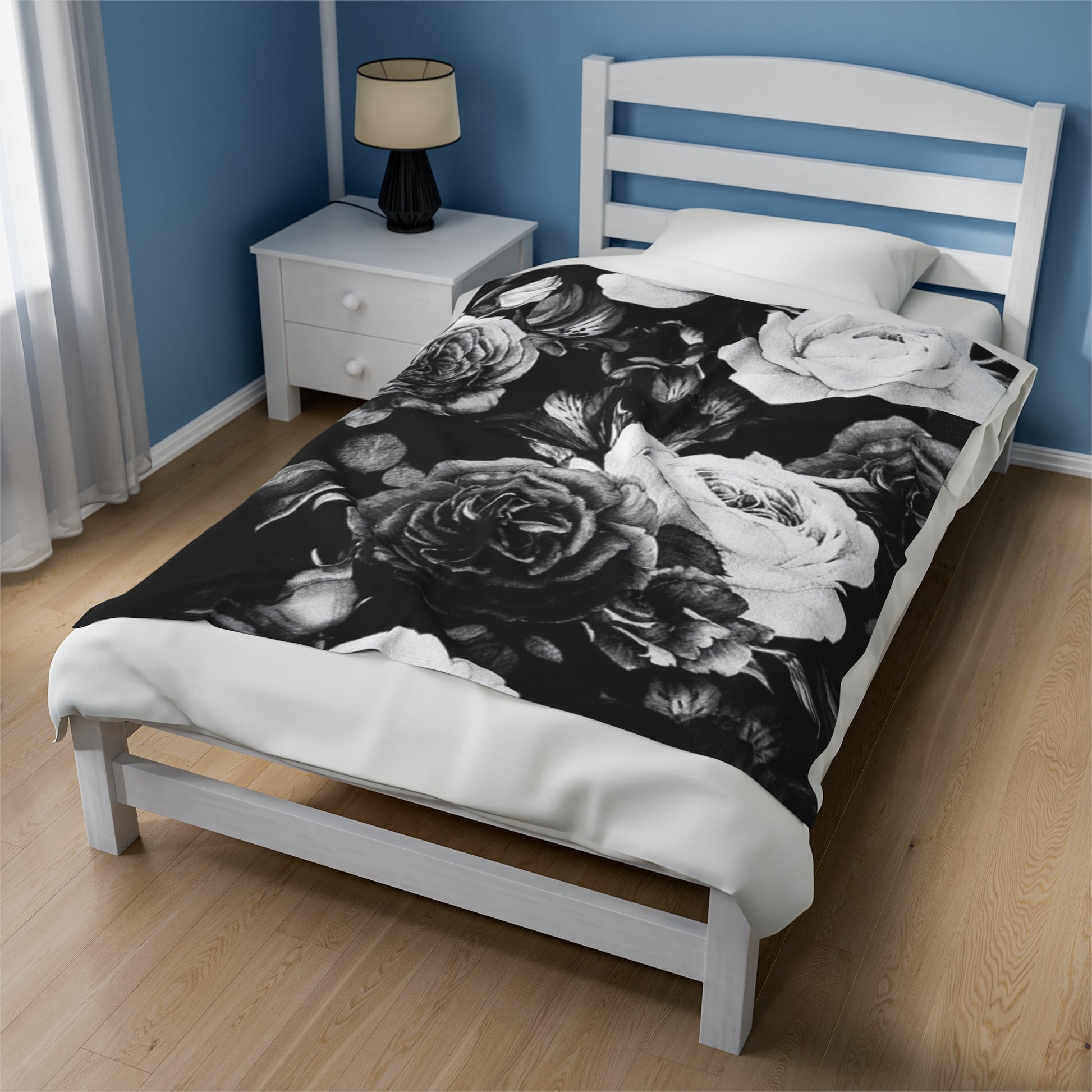 Soft Floral Blanket – Black & White Design for Cozy Style