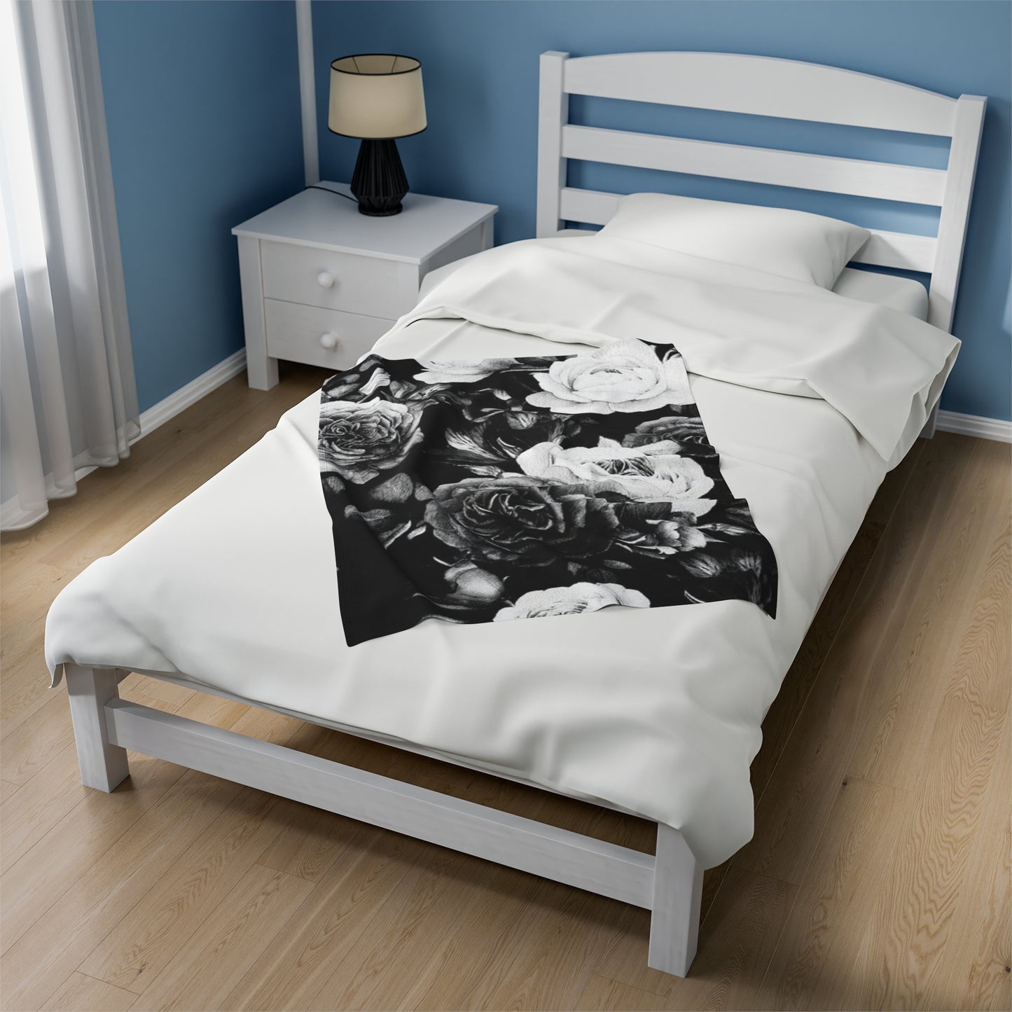 Soft Floral Blanket – Black & White Design for Cozy Style